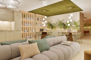 Salle de pause d'entreprise avec un plafond vert et des étagères